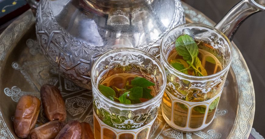 teiera di tè marocchino con bicchieri